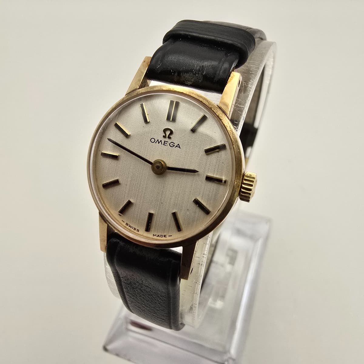 OMEGA LADIES WATCH 9CT YELLOW GOLD VINTAGE SWISS MANUAL WINDING. ENGRAVED.