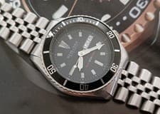 RARE VINTAGE SOVIL ET TITUS DIVER 100 M. DAYDATE AUTOMATIC SWISS MADE GENT WATCH