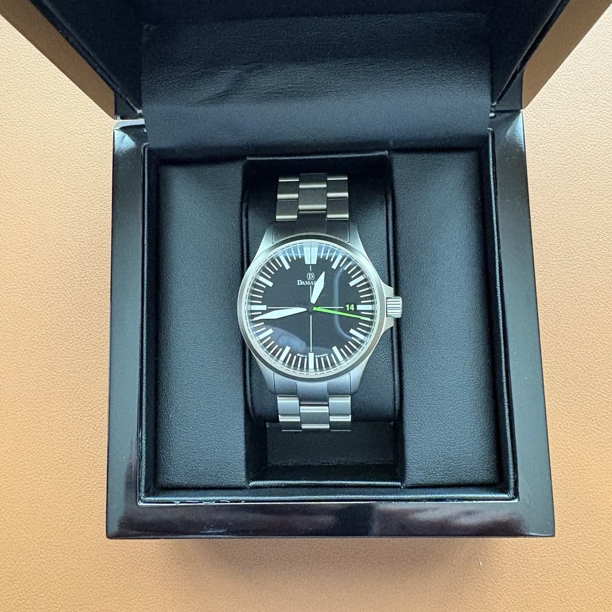 Damasko DS 30 (green) on fully tegemented bracelet