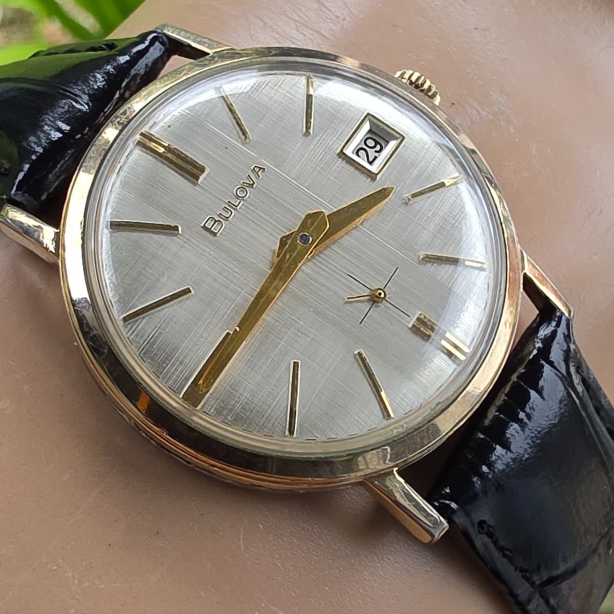 Vintage BULOVA DATE KING men's manual wind watch Linen dial Date 1971
