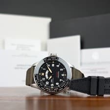 Box & Card “The Longest Flight" IWC Pilot’s Watch Timezoner Spitfire IW395501