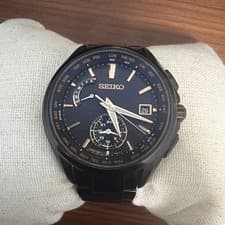 SEIKO black analog wristwatch