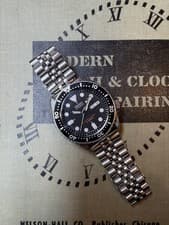 Seiko SKX007 J - Arabic/English Day Wheel- New Seals-Strong Time Grapher Reading