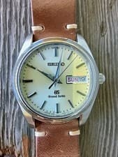 GRAND SEIKO 9F83-0AH0 RARE DAY DATE 37MM QUARTZ MENS DRESS WATCH