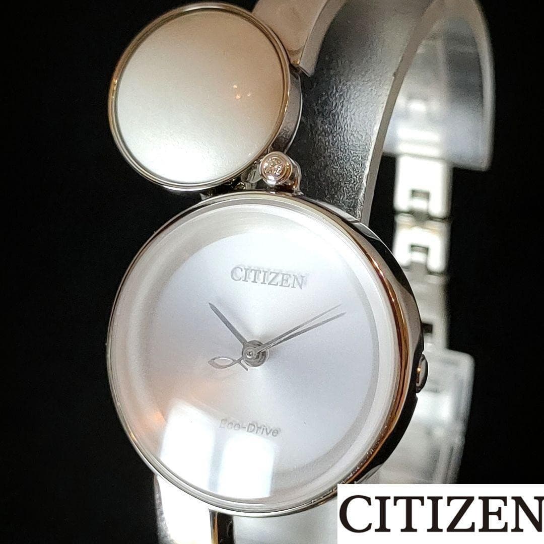 Elegant silver CITIZEN Eco-Drive. Refined design, perfect for everyday wear.