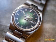 Seiko 5 Automatic GREEN Sunburst dial,  Silver Tone Daydate Runs, extra bracelet