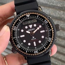 Rare Seiko Prospex Solar ANADIGI SNJ028 Solar Diver Black DIal Gold NOS BNIB