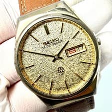 Working/ New Battery Grand Quartz 9943-8020 Day-Date Watch Hammered Finish