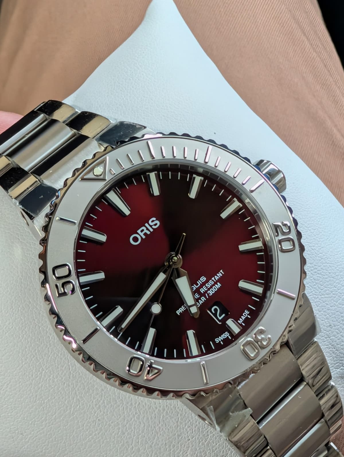 [WTS] Oris Aquis Date Cherry - 41.5mm - Relief Bezel - Near Mint 2026