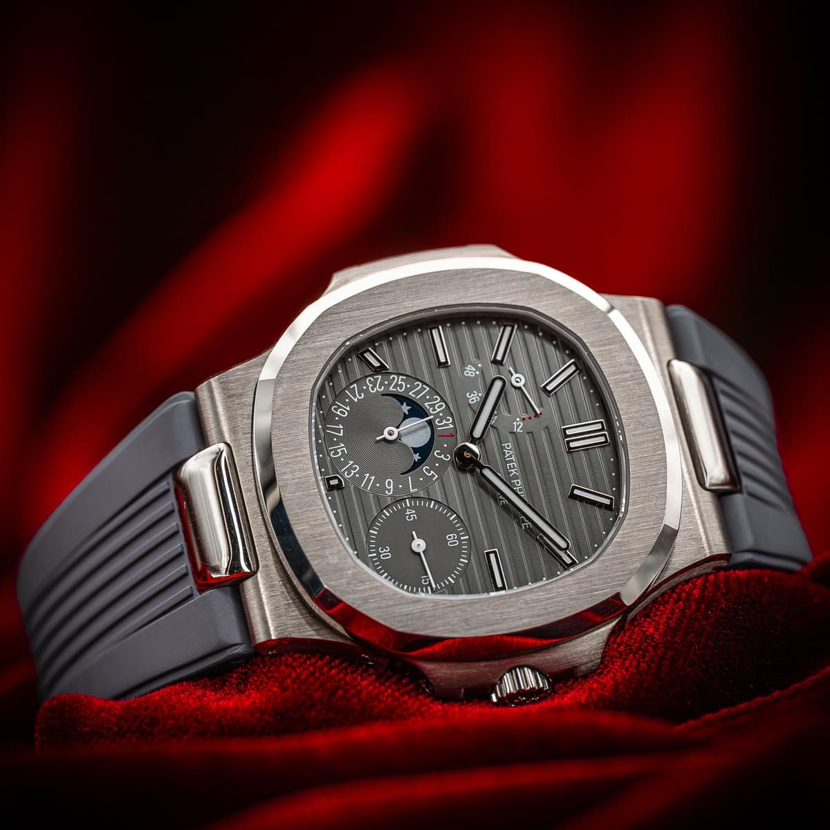 [WTS] Patek Philippe Nautilus Moonphase 5712G-001 18k White Gold 40mm Complete Set