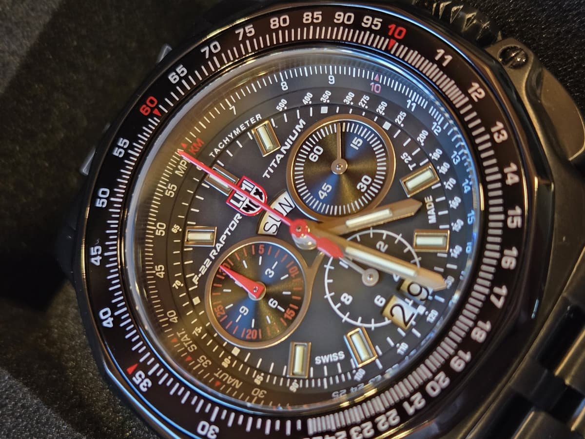 Luminox F-22 Raptor -- Chronograph XA.9272 -- Lumi NOX watch on bracelet