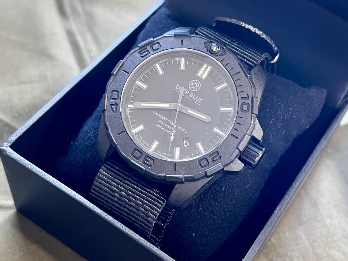 [WTS] Deep Blue Daynight Stealth Ops Carbon Case - Black Dial - Blue/Yellow Flat Tritium Tubes