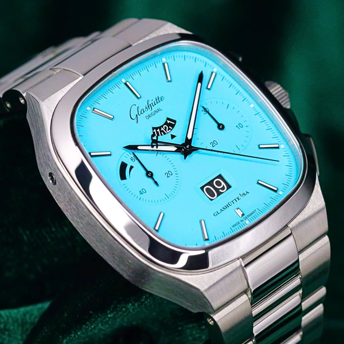 FSOT: Glashütte Original Seventies Chronograph Panorama Date “Panoramadatum” Disco Blue Dial Steel 40mm MINT COMPLETE SET 1-37-02-10-02-70