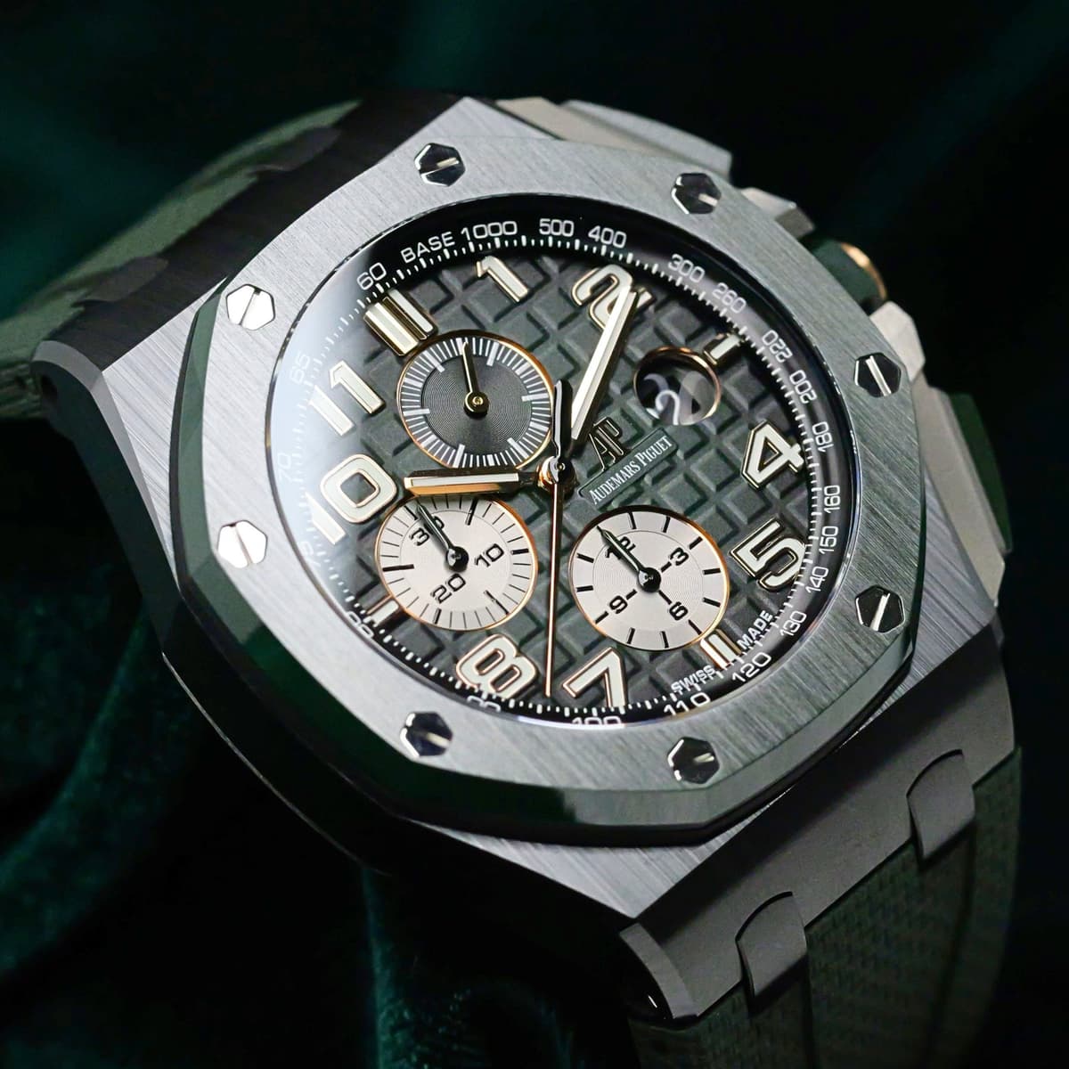 FSOT: Audemars Piguet Royal Oak Offshore Chronograph Smoked Green Dial Green Ceramic Bezel Green Rubber Strap Black Ceramic 44mm MINT FULL SET 26405CE