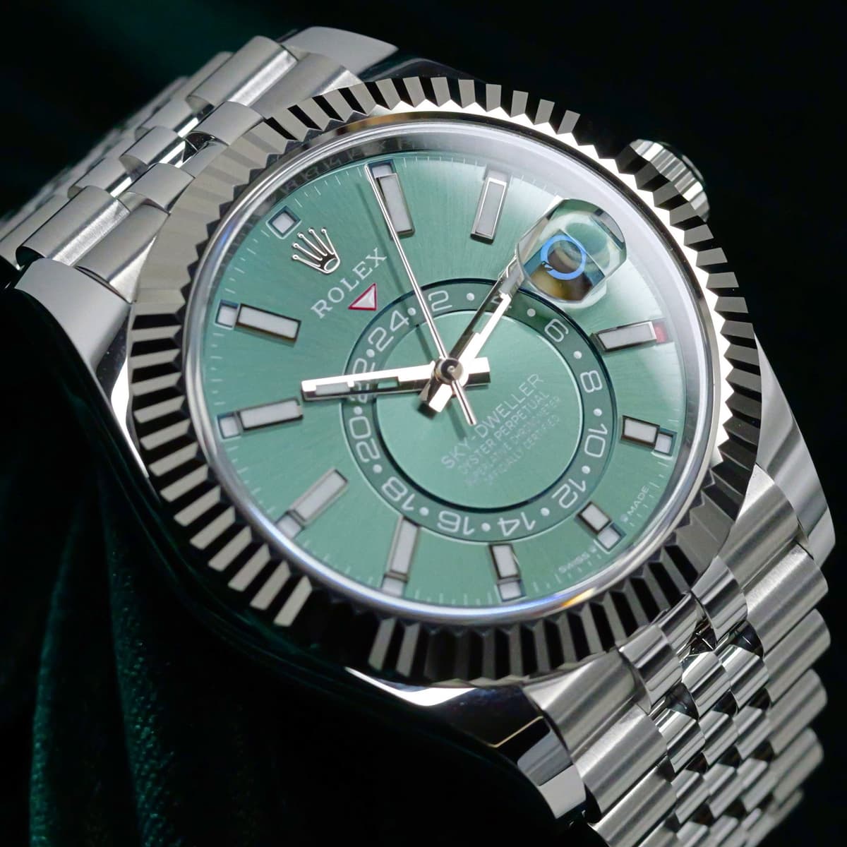 FSOT: 2026 NEW UNWORN Rolex Sky-Dweller Green Dial 18K White Gold Fluted Bezel Jubilee Bracelet Stainless Steel 42mm COMPLETE SET 336934