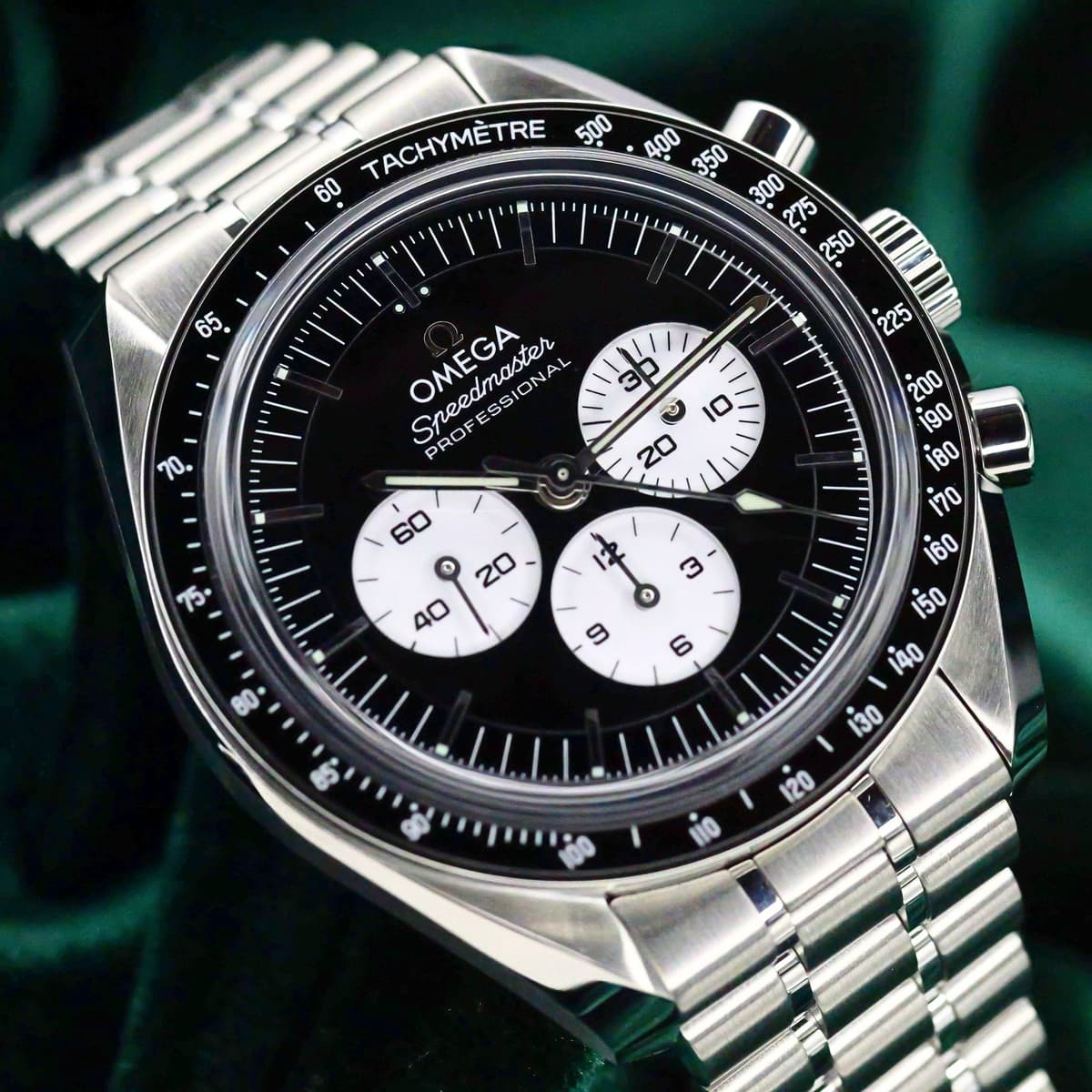 FSOT: 2026 NEW UNWORN Omega Speedmaster Moonwatch Professional “Reverse Panda” Black Dial White Subdials Steel 42mm FULL SET 310.30.42.50.01.004