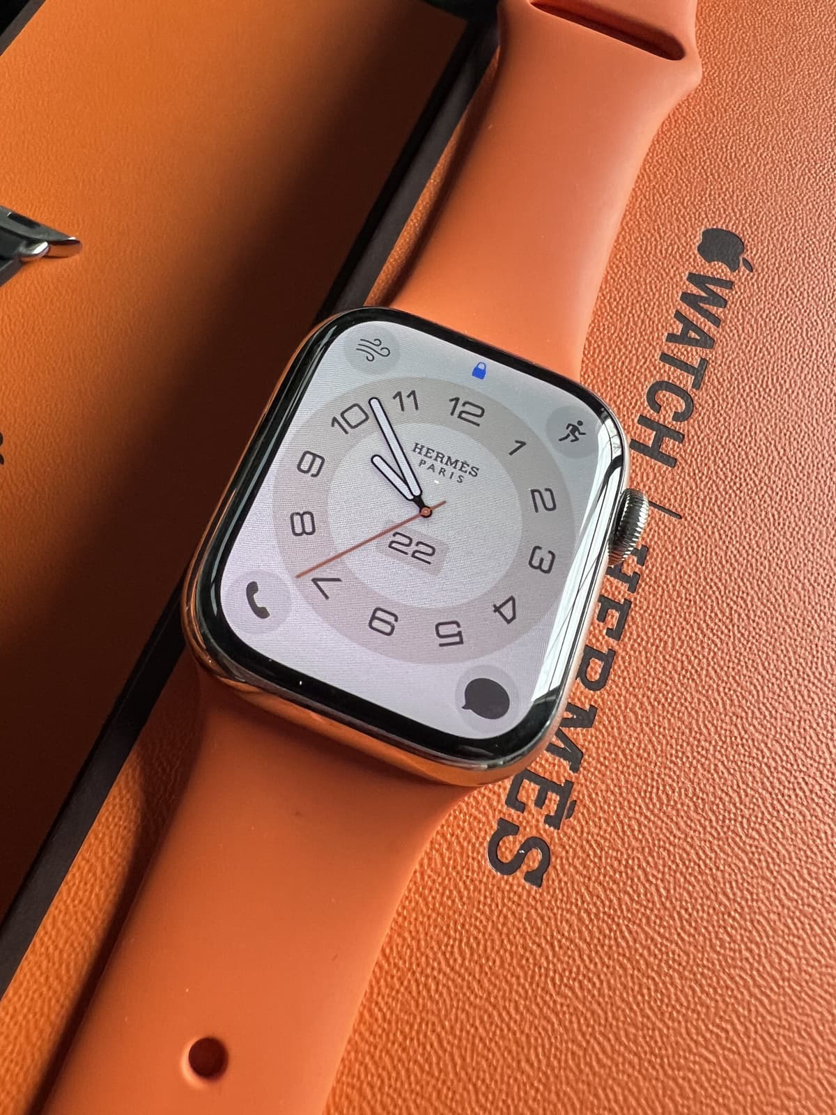 Apple x Hermes Watch : Stainless Steel Series 9 + Kilim Band